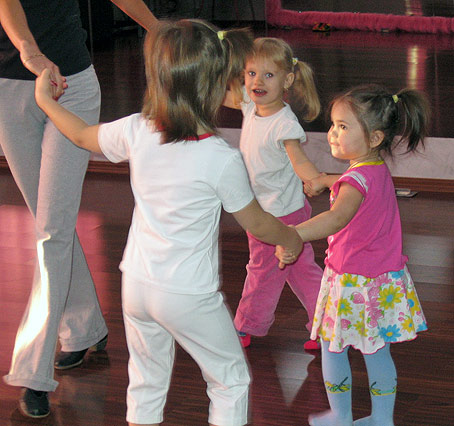 Детишки танцуют